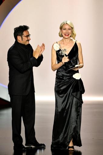 A atriz britânica Naomi Watts (D) recebe o prêmio Donostia por sua trajetória profissional das mãos do diretor espanhol Juan Antonio Bayona, durante a 74ª edição do Festival Internacional de Cinema de San Sebastián, em 19 de setembro de 2026 — ANDER GILLENEA / AFP