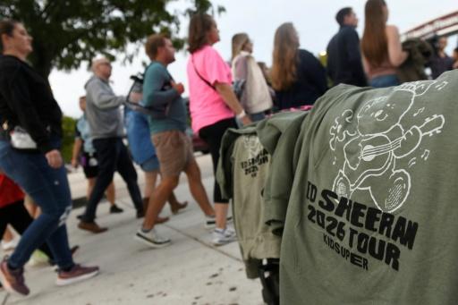 Des t-shirts pour la tournée d'Ed Sheeran sont proposés à la vente, le 19 septembre 2026 à Philadelphie aux Etats-Unis — Matthew Hatcher / AFP
