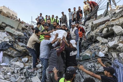 Les secours et des volontaires sortent un corps d'un immeuble détruit près de Gaza city le 16 septembre 2026 — Omar AL-QATTAA / AFP