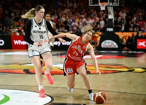 La pivot de l'Allemagne Luisa Geiselsoder (g) défend sur la Japonaise Nanako Todo en match de poules de la Coupe du monde de basket le 5 septembre 2026 à la Berliner Arena — Tobias SCHWARZ / AFP