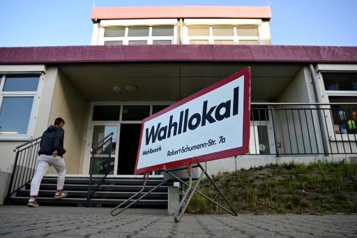 Un électeur entre dans un bureau de vote à Tangermünde, dans l'est de l'Allemagne, lors des élections régionales de Saxe-Anhalt, le 6 septembre 2026 — John MACDOUGALL / AFP