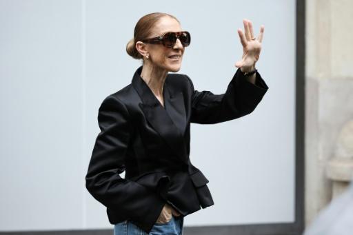 La chanteuse canadienne Céline Dion salue ses fans à sa sortie de l'hôtel Royal Monceau à Paris, le 3 septembre 2026 — SIMON WOHLFAHRT / AFP