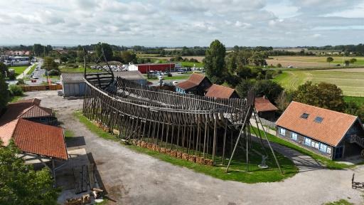 Vue du Jean-Bart, une réplique grandeur nature d'un navire de guerre de l'époque de Louis XIV, en cours de construction à Gravelines, dans le Nord, le 7 septembre 2026 — Pierre BEAUVILLAIN / AFP