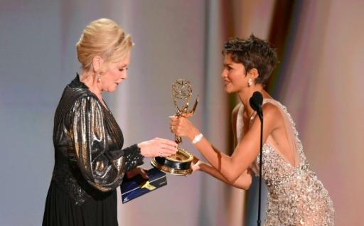 L'actrice américaine Jean Smart reçoit le 8e Emmy Award de sa carrière des mains de Zendaya, le 14 septembre 2026 à Los Angeles — Patrick T. Fallon / AFP