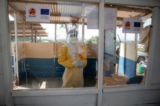 Un soignant en combinaison de protection dans la zone rouge du centre de traitement Ebola de l'hôpital général de référence de Rwampara, dans la province de l'Ituri, le 12 juin 2026 en RDC — Jospin Mwisha / AFP