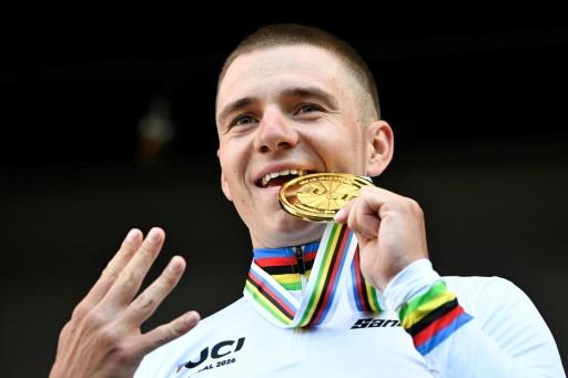 El belga Remco Evenepoel celebra en el podio tras ganar la contrarreloj del Mundial de Ciclismo en ruta, en Montreal, el 20 de septiembre de 2026 — Andrej Ivanov / AFP