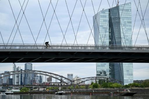 A droite, la tour de la BCE à Francfort, le 25 août 2026 — Kirill KUDRYAVTSEV / AFP