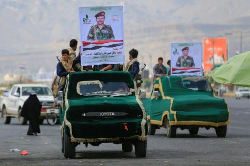 Dos camionetas portan el retrato de un milicano hutí muerto en un combate reciente durante su funeral, oficiado el 17 de septiembre de 2026 en Saná, la capital de Yemen — Mohammed Huwais / AFP