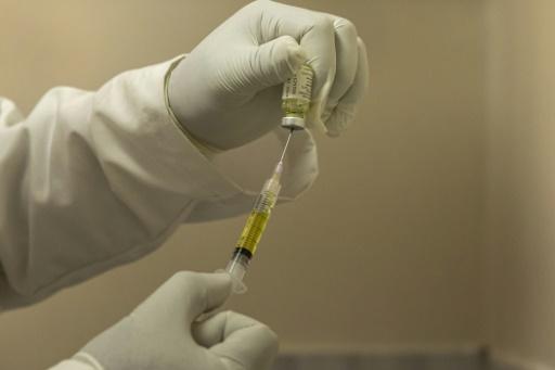 Un professionnel de santé remplit une seringue avec une dose de Lenacapavir, un médicament injectable à action prolongée destiné à la prophylaxie pré-exposition (PrEP) contre le VIH, avant de l'administrer à un patient, le 26 février 2026 à Nairobi — SIMON MAINA / AFP