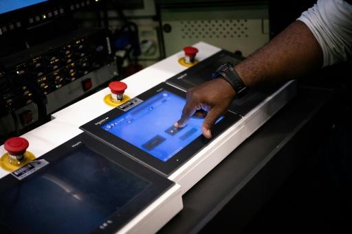 Un employé fait la démonstration du lancement d'une loterie lors d'une visite de presse à La Française des Jeux, à Boulogne-Billancourt, le 18 septembre 2026. — Lou BENOIST / AFP