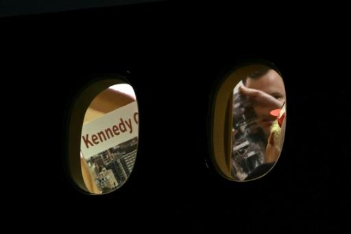 Donald Trump regarde un visuel à propos du Kennedy Center, le 16 septembre 2026 sur une base militaire près de Washington — Brendan SMIALOWSKI / AFP