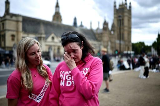 Des militants en faveur d'une modification de la loi sur l'aide à mourir réagissent après le rejet du projet de loi, devant le palais de Westminster, le 11 septembre 2026 à Londres — Henry NICHOLLS / AFP
