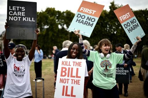 Des opposants à une modification de la loi sur l'aide à mourir célèbrent le rejet du projet de loi devant le palais de Westminster, le 11 septembre 2026 à Londres — Henry NICHOLLS / AFP