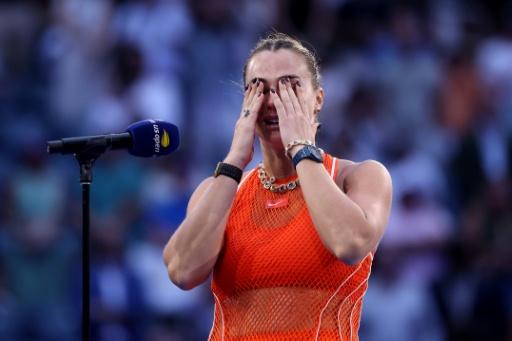 La tenista bielorrusa Aryna Sabalenka se emociona en la entrega de premios de la final del US Open el 12 de septiembre de 2026 en Nueva York — Julian Finney