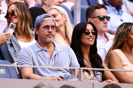El actor Brad Pitt y su pareja, Inés de Ramón, asisten a la final femenina del US Open de tenis el 12 de septiembre de 2026 en Nueva York — Charly Triballeau / AFP