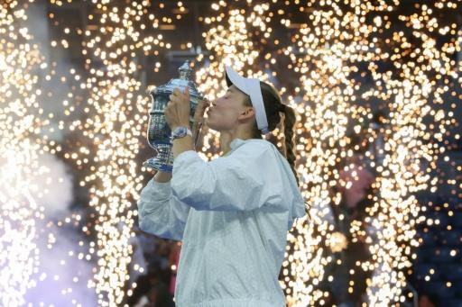 La tenista kazaja Elena Rybakina besa el trofeo de campeona del torneo US Open tras imponerse a la bielorrusa Aryna Sabalenka el 12 de septiembre de 2026 en Nueva York — Timothy A. Clary / AFP
