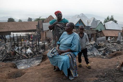 Des habitants observent les lieux près de la zone ravagée par un incendie meurtrier à Bukavu, le 11 septembre 2026 en RDC — Jospin Mwisha / AFP