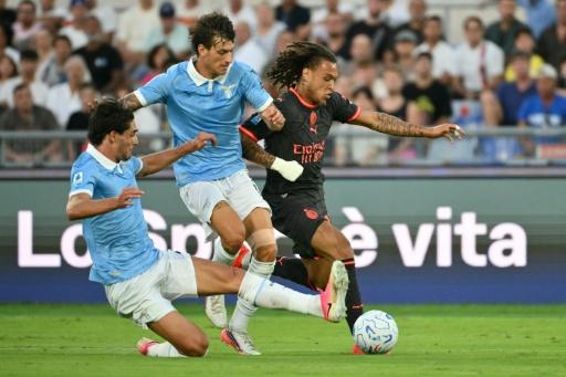 Le milieu de l'AC Milan Diego Moreira face aux joueurs de la Lazio Rome Romano Floriani Mussolini et  Matteo Cancellieri le 12 septembre 2026 au Stade olympique de Rome — Alberto PIZZOLI / AFP