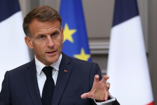 Face à un début d'effacement, Macron invoque les crises et se pose en "garant"