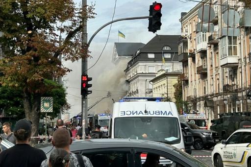 Des équipes de secours sur le site d'un incendie après une attaque de drone contre le siège des Services de sécurité ukrainiens (SBU), le 4 septembre 2026 à Kiev, en Ukraine — Maryke VERMAAK / AFP