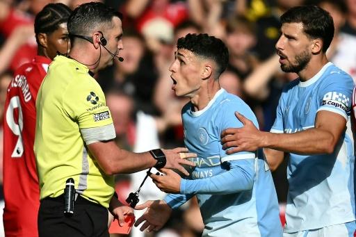 Phil Foden (segundo por la derecha) protesta al árbitro tras ser expulsado durante la victoria de su equipo, el Manchester City, en casa del Manchester United en la Premier League. En Mánchester (noroeste de Inglaterra), el 13 de septiembre de 2026 — Paul ELLIS / AFP