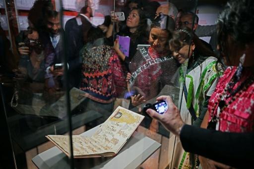 Emilia Mendoza (c) e outros representantes indígenas observam o Códice Azcatitlán — Carl de Souza / AFP