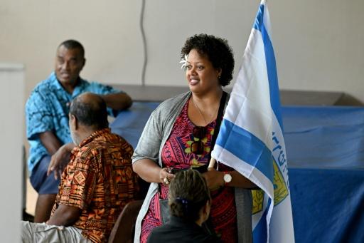 Una mujer fiyiana agita la bandera de Jerusalén durante las elecciones generales del país en 2022 — SAEED KHAN / AFP