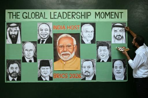 Un artiste met la dernière main à des tableaux représentant les dirigeants des pays membres des BRICS à Amritsar, en Inde, le 10 septembre 2026 — Narinder NANU / AFP