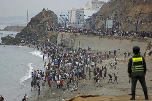 Una multitud de migrantes se reúnen junto a la frontera de la localidad marroquí de Fnideq con la ciudad española de Ceuta, el 31 de julio de 2026 al norte de África — Abdel Majid Bziouat / AFP