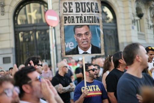 Un manifestante sostiene un cartel contra el presidente del gobierno español, Pedro Sánchez, durante una protesta por la entrada masiva de migrantes en Ceuta, el 2 de septiembre de 2026 en Madrid — Thomas Coex / AFP