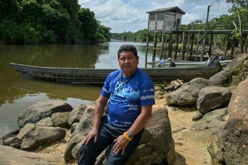 O cacique indígena Wagner Karipuna posa para uma foto durante uma entrevista à AFP na aldeia indígena de Manga, lar do povo Karipuna, em Oiapoque, no estado do Amapá — Nelson ALMEIDA / AFP