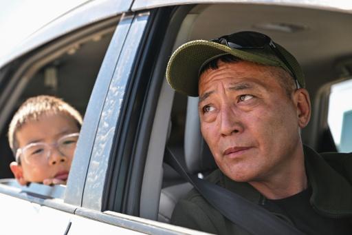 Nasanjargal, un ancien policier, s'entretient avec l'AFP alors qu'il attend de faire le plein de sa voiture dans une station-service de Bagakhangai, en Mongolie, le 25 août 2026 — Hector RETAMAL / AFP