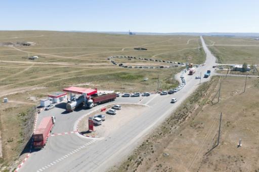 Vue aérienne d'automobilistes faisant la queue à une station-service de Bagakhangai, en Mongolie, le 25 août 2026 — Hector RETAMAL / AFP