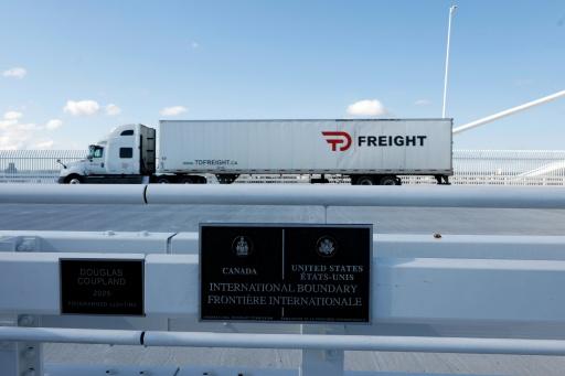 Un camion franchit la frontière entre les Etats-Unis et le Canada entre Detroit et Windsor sur le pont international Gordie Howe, le 6 septembre 2026 — JEFF KOWALSKY / AFP