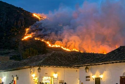 Forest fire threatens tourist town in Colombian Andes