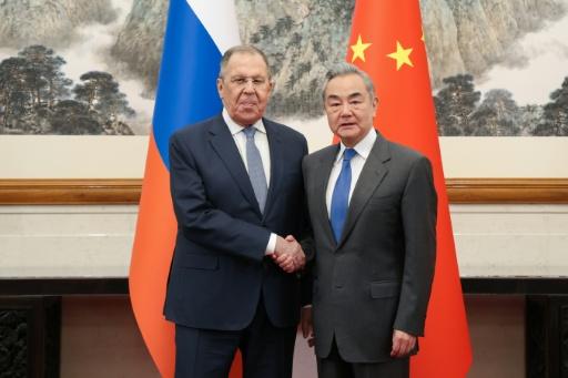 Los ministros de Exteriores ruso, Serguéi Lavrov (izq), y chino, Wang Yi, se estrechan la mano durante una reunión el 14 de abril de 2026 en Pekín, una imagen divulgada por el Ministerio de Exteriores ruso — . / AFP