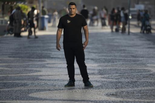 El candidato a diputado federal William Correia posa para una foto durante una entrevista con la AFP en el paseo de la playa de Copacabana, en Rio de Janeiro, el 3 de septiembre de 2026 — Pablo PORCIUNCULA / AFP