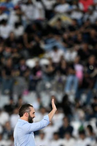El presidente de El Salvador, Nayib Bukele, saluda durante un evento con estudiantes en el estadio Jorge "El Mágico" González en San Salvador el 23 de agosto de 2026 — MARVIN RECINOS / AFP