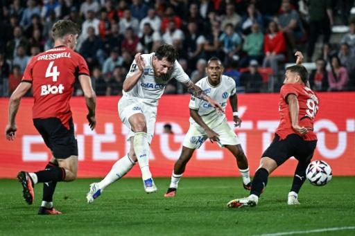 Le milieu de terrain danois Pierre-Emile Hojbjerg (au centre) lors du match de Ligue 1 contre Rennes, au Roazhon Park, le 11 septembre 2026 — Loic VENANCE / AFP