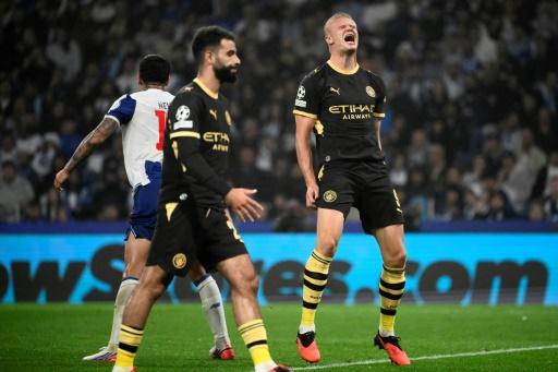 Erling Haaland (D) marcou os dois gols da vitória do Manchester City sobre o Porto por 2 a 0 na Liga dos Campeões — Miguel RIOPA / AFP