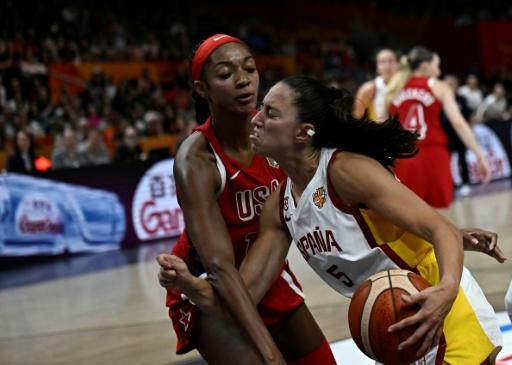 L'Américaine Angel Reese (G) lors de la victoire des Etats-Unis contre l'Espagne de Maite Cazorla (D) en demi-finale du Mondial de basket, le 12 septembre 2026 à Berlin — Tobias SCHWARZ / AFP