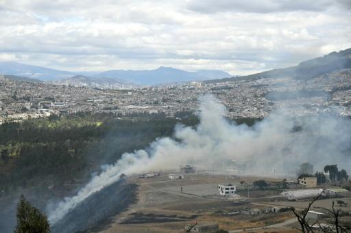 Equateur: des hélicos bombardiers d'eau pour éteindre un feu de forêt à Quito