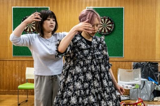 La cofondatrice de la troupe théâtrale, Chino (G), travaille avec une membre le spectacle à venir, à Tokyo, le 7 août 2026 — Philip FONG / AFP