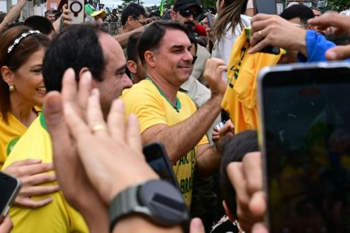 Le sénateur Flavio Bolsonaro (c) candidat du Parti libéral (PL) à la présidentielle, salue ses partisans lors d'un meeting de campagne à Juiz de Fora, dans l'État du Minas Gerais, le 9 septembre 2026 au Brésil — Pablo PORCIUNCULA / AFP
