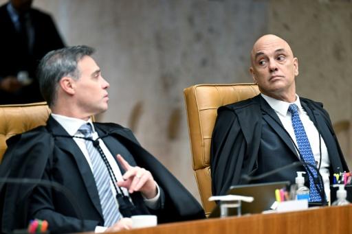 Le juge de la Cour suprême du Brésil Alexandre de Moraes (d) et le juge André Mendonça lors d'une audience au Tribunal suprême fédéral (STF) à Brasilia, le 2 septembre 2026 au Brésil — Evaristo Sa / AFP