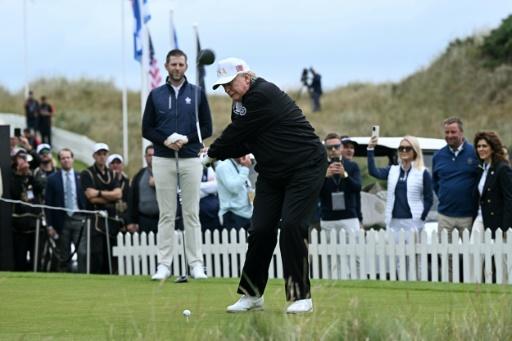 Le président américain Donald Trump, sous le regard de son fils Eric Trump, effectue le premier coup de départ pour inaugurer le parcours Trump International Golf Links à Balmedie, dans l'Aberdeenshire, au nord-est de l'Ecosse, le 29 juillet 2025 — Brendan SMIALOWSKI / AFP