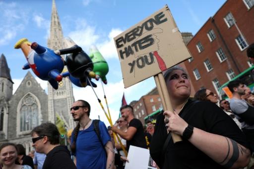 Plusieurs milliers de personnes manifestent à Dublin contre la visite de Donald Trump en Irlande, le 12 septembre 2026 — Adrian Dennis / AFP