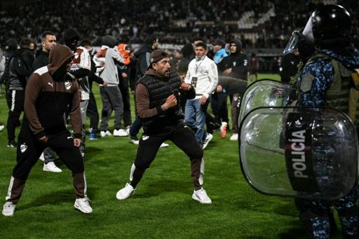 Fanáticos de Platense se enfrentan con la Policía trs duelo por Copa Libertadores con Flamengo de Brasil, en Vicente López, provincia de Buenos Aires, el 15 de setiembre de 2026 — Luis ROBAYO / AFP