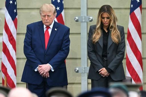 O presidente dos EUA, Donald Trump, e a primeira-dama, Melania Trump, durante a cerimônia que recorda os 25 anos dos ataques de 11 de setembro no Pentágono, em Washington D.C., em 11 de setembro de 2026 — SAUL LOEB / AFP