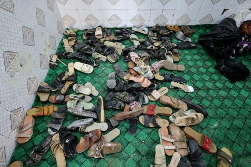 Zapatos abandonados en un habitación se observan el 6 de septiembre de 2026 en la localidad iraní de Kuhestak, tras un bombardeo estadounidense — ATTA KENARE / AFP